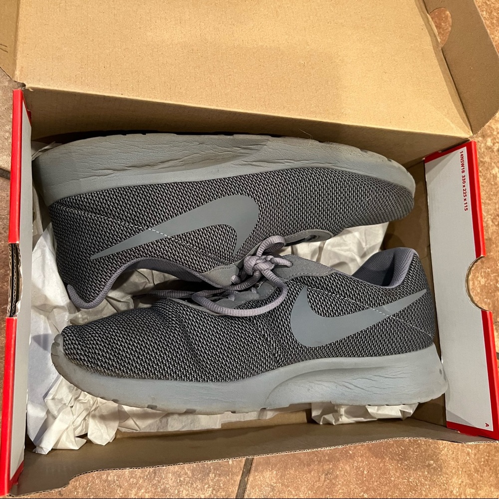Nike Men’s Breathable and Comfortable Lightweight Cushioning Sneakers